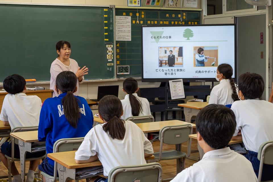 ２年生が就労講話・マナー講座を受けました